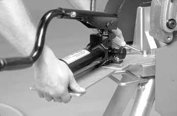 AVLUFTNING 1. Ta bort den hydrauliska handpumpen/ pumpens bäraggregat från verktygsbasen. 2. Stäng ventilen på den hydrauliska handpumpen genom att vriden den medurs. 3.