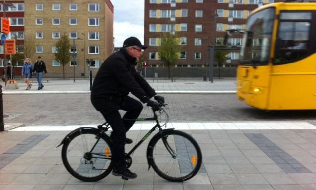 indikerar även var det finns cykelpumpar, cykelparkeringar och lånecyklar.