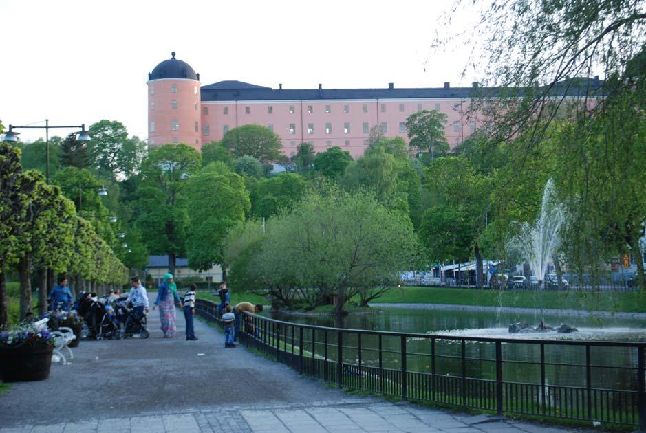 För att ensamkommande flyktingbarn ska få bästa möjliga start i Sverige behöver kommunen ha tillräckligt med boendeplatser och en fungerande skola.