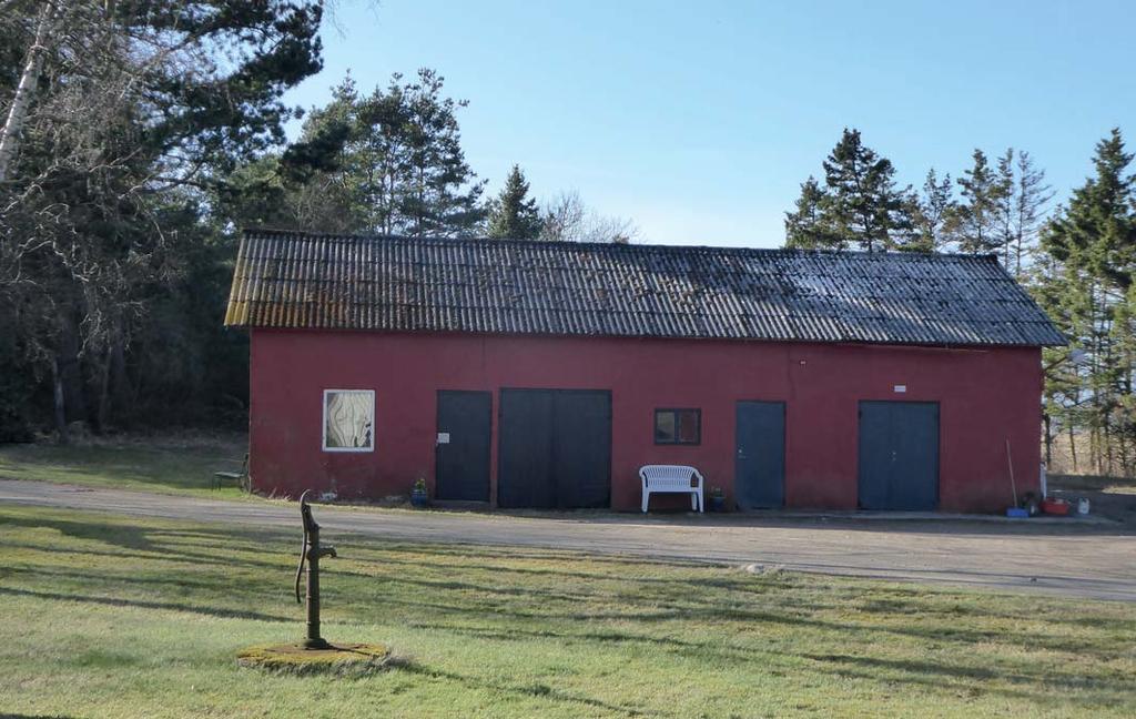 EKONOMIBYGGNADER LADUGÅRD Äldre ladugård byggd i vinkel. Den äldsta delen är timrad och med låg takhöjd. I vinkel till denna finns en tillbyggd del som har gjutet golv och nytt plåttak.