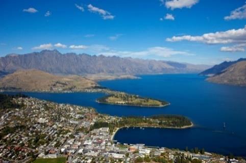 Dag 16 Queenstown 10 mar Efter en lugn start på dagen promenerar vi till hamnen för att stiga ombord på det fina gamla ångfartyget TSS Earnslaw som tar oss ut på sjön, Lake Wakatipu och över till