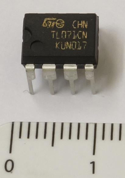 elektronrören under 50-talet (varje rör svarar mot en transistor) till dagens integrerade
