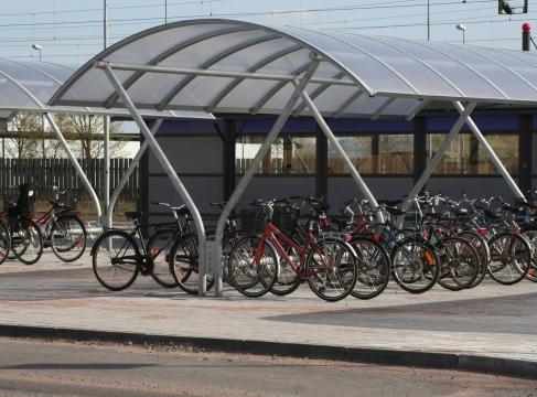 Albatross STOMME TAK GRUNDLÄGGNING TILLBEHÖR Cykelparkering KNM ALBATROSS Fyrkantiga och runda stålprofiler. Varmförzinkning och lackering i önskad kulör. Kanalplast klar eller rökfärgad.