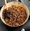 3. Bryn färsen i oljan i en stekpanna. Blanda ner majs, kokosmjölk, sweet chili och tomatpuré. 4. Låt det koka några minuter.