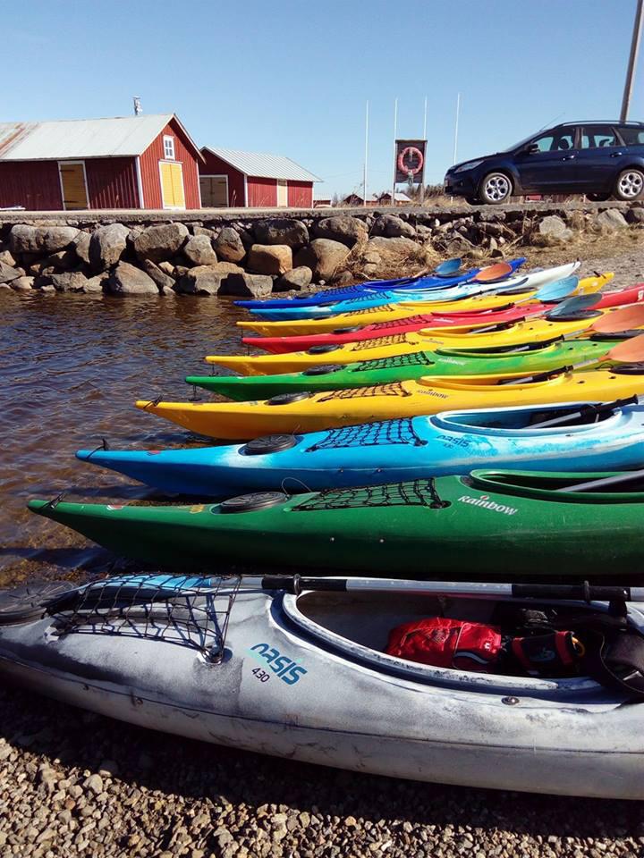 Kajakpaddling Enskilda personer eller grupper kan hyra kajaker från fritid och kultur. Grupper kan även ta kontakt för ledd paddling. Utflyktsmål, rutt och tidpunkt enligt överenskommelse.