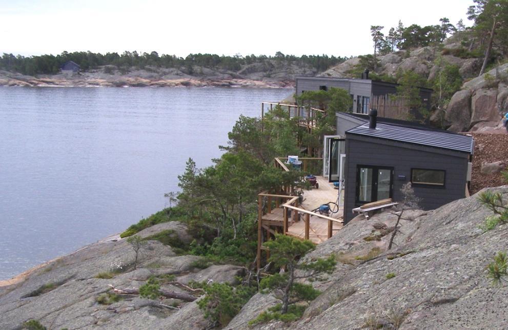 Vid stranden mot Segelskär är Havsviddens nyaste villor utmärk bra placerade i den branta bergsluttningen.