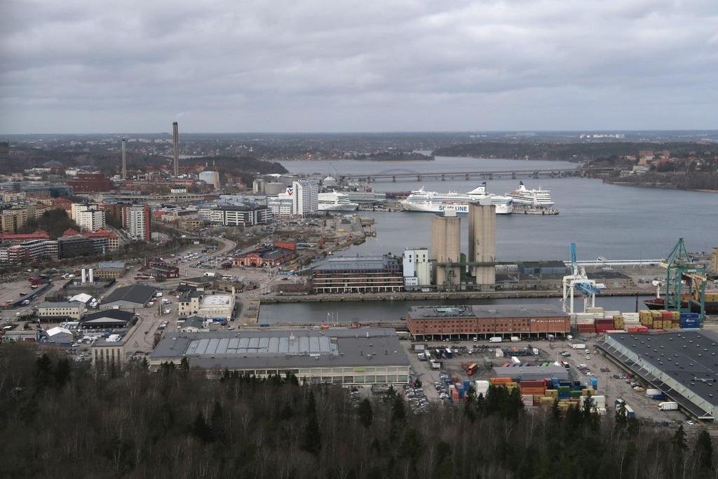 Undersökningar i Stockholms skärgård 2016 densamma. Orsaken till att bottenfauna indikerar på sämre status än vad växtplankton gör, är troligen syresituationen vid botten.