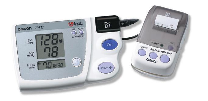 Omron M6 i nytt utförande. Manschetten passar normal och bred arm (17 cm-42 cm) och har en 75 cm lång slang. Levereras med batterier, nätadapter och förvaringsväska.