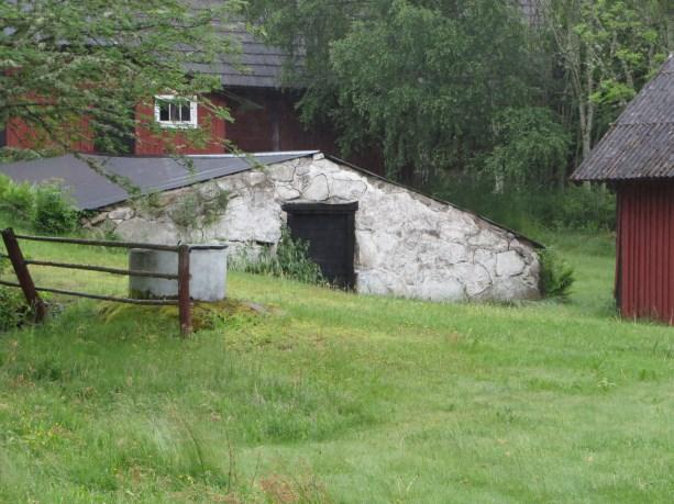 Flera stenkällare centralt i