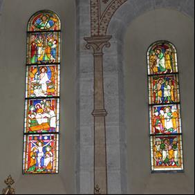 Bänkinredningen är till större del från 1600- talet men ommålades år 1900. Koret får sin karaktär av de färggnistrande fönsterglas målningarna vilka är Gotlands äldsta och kvalitativt förnämsta.