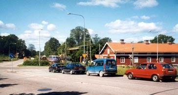De nyligen byggda rondellerna i Avesta tätort har t ex förbättrat situationen. Köbildningar kan dock uppstå i korsningen Bergslagsvägen Kyrkogatan.
