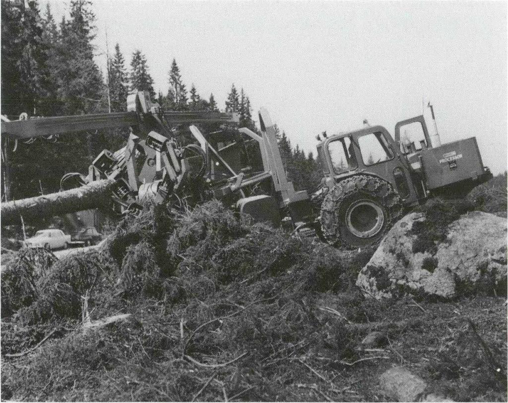 vilket också var den förhärskande metoden i Nordamerika som på den tiden låg före Sverige. Virket släpades ut (lunnades) till bilväg som kvistade stammar eller som okvistade träd.