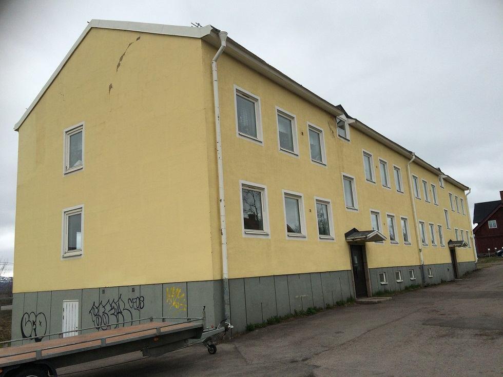 En av de äldre SJ-byggnaderna finns med i detta planområde. Bild 15-16. T.v. Flerbostadshus inom planområdet. T.h. SJ-byggnad inom planområdet.