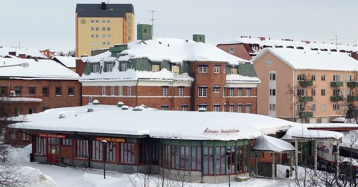 Inom planområdet ligger gamla badhuset/biblioteket och även busstationen som anlades 1994.