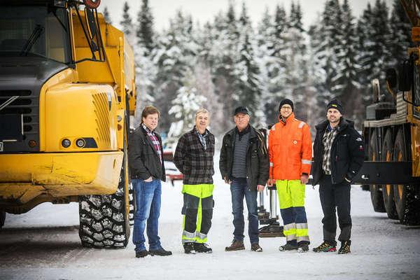 KROKOM 6 mars Nolervik: I 80 år har de grävt, lyft och borrat fram det moderna samhället nu lämnar bröderna Hellberg över Bröderna Gunnar och Johnny Hellberg och kranföraren Kim-Milan Nielsen