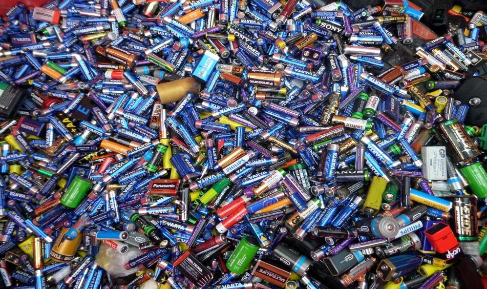 1.6 Batterier (Producentansvar) Alla småbatterier (knappcellsbatterier, laddningsbara småbatterier, brunstensbatterier mm) ska sorteras ur