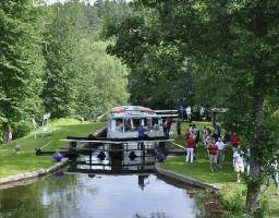 Stora Kinda Kanalturen Vill du uppleva Kinda Kanal i sin hela glans med 14 magnifika slussar, grävd kanal och bedårande sjösystem rekommenderar vi Stora Kanalturen.