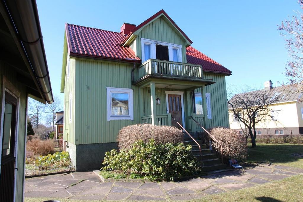 BOSTADSHUS i stock 1½-plan samt källarvåning, med stor tomt på Ängsvägen 8 i Mariehamn Presentation I Johannebo på Ängsvägen 8 erbjuder vi här ett gediget bostadshus uppfört i stående stock av