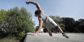 Parkour Dagläger måndag fredag. Tre timmar per dag. Gratis för alla ungdomar. Varje dag träffas vi på en utvald plats och lämnar av barnen på samma plats vi träffades på.
