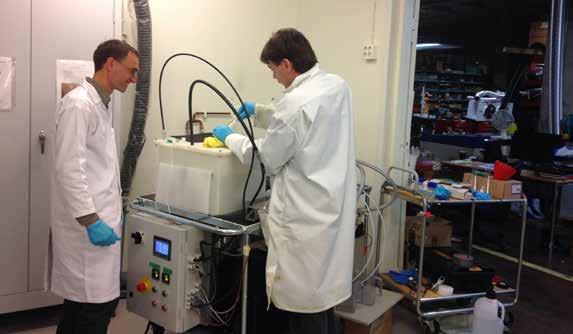 XZEROS UTRUSTNING UTVECKLAS I SAMARBETE MED IMEC Utrustningen byggs i Xzeros laboratorium i Bromma. Här är Jan Coenen från imec och Henrik Dolfe från Xzero.