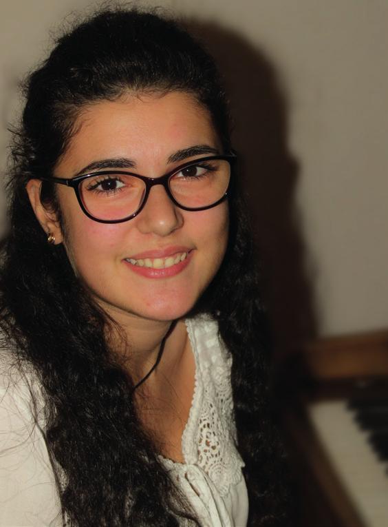 Så jag fortsatte. När Firelle var 15 år, flydde familjen till Libanon. Pianot följde inte med, så hon fick spela enstaka gånger hemma hos bekanta. I Libanon bodde de i två år.
