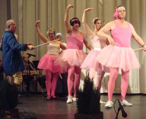 Dagens rosa chock kom efter skylten Folkdansens födelse, där publiken väntade sig några traditionella uppställningsdanser och i stället hamnade i Selinders balettskola med