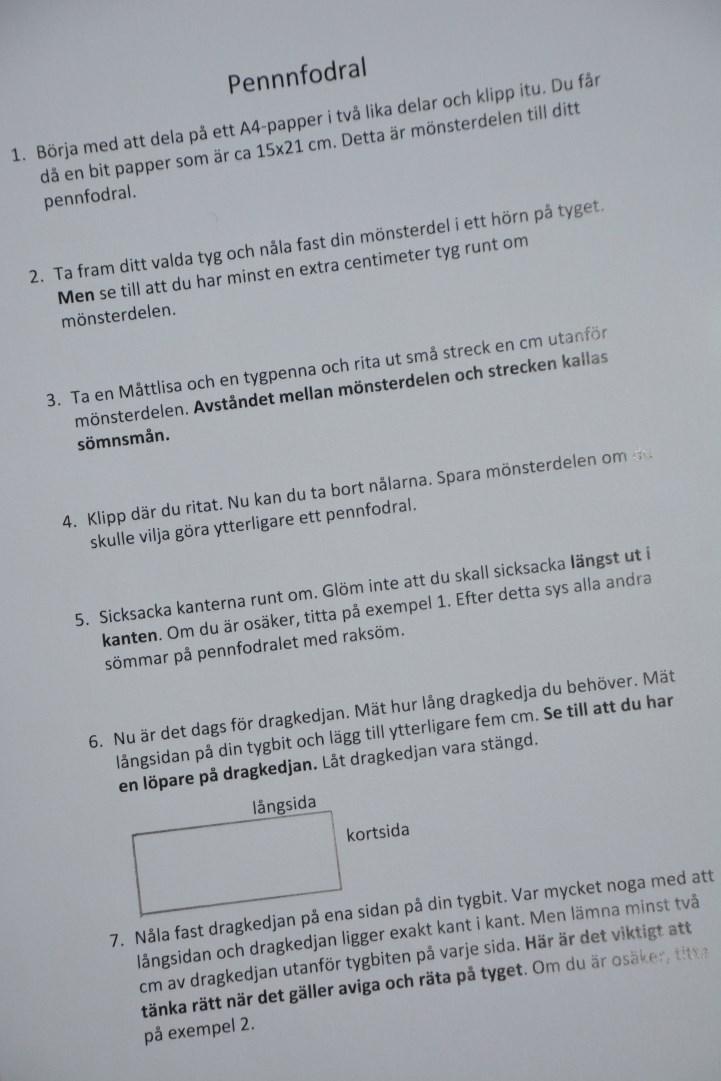 Exempel från en elevgrupp som har valt att sy ett pennfodral Eleverna i en åk 5 ska vid en slöjdlektion sy ett pennfodral.