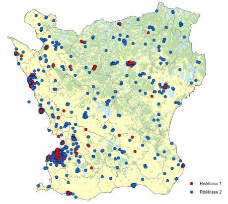 Figur 25. Potentiellt förorenade områden som klassats som mycket hög risk (röda punkter) eller hög risk (blå punkter).