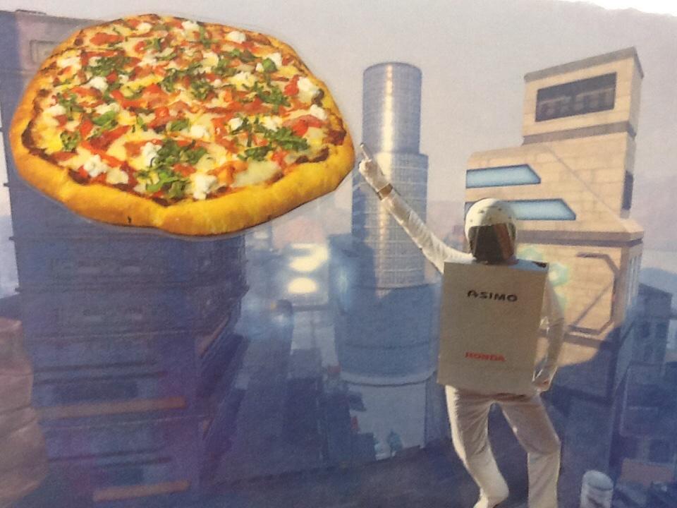Superhjälten Pizzamannen kastar pizzor på skurkar så att de