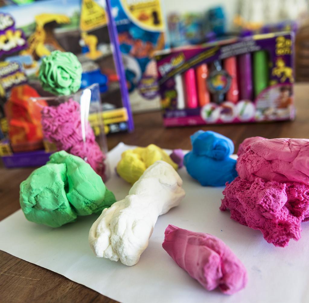 RUNT HÖRNET Porträtt Delta of Sweden Färgglada formbara material går hem i leksaksbranschen. Kinetic Sand rinner utan att vara kladdigt och har taktila egenskaper som lämnar få personer oberörda.