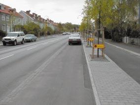 Munkebäcksgatan Skylt och asfaltbrygga upplyser om inkörsport.