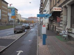 Första Långgatan Placera normalt P-automater så att man inte behöver passera över gatan.