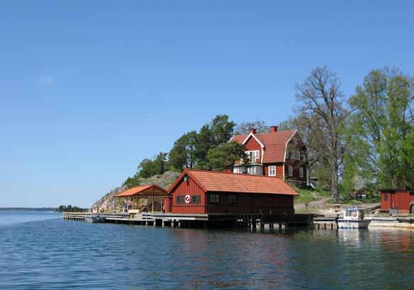 övergödning i Östersjön har resulterat i storskaliga negativa effekter på det marina ekosystemet i länets kust och skärgård.