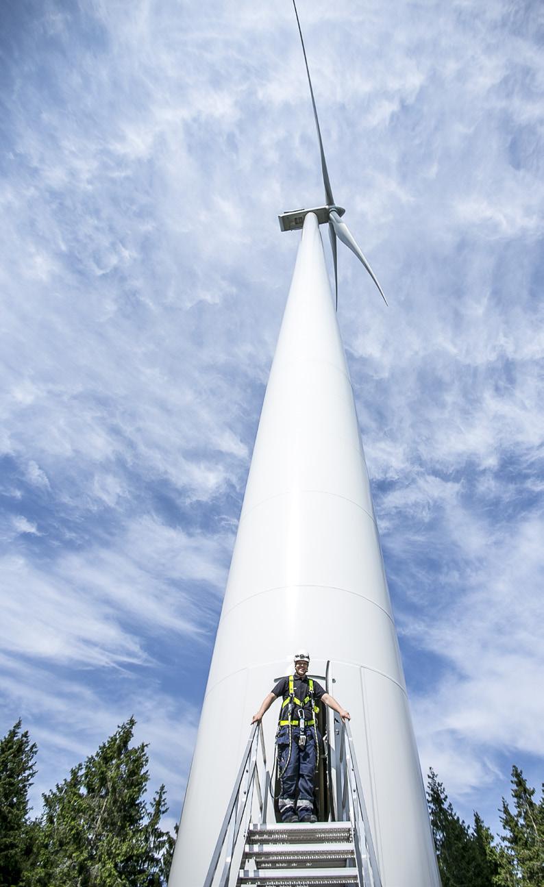 Fakta om vindkraft Vind är luft som rör sig från områden med högt lufttryck till områden med lägre lufttryck. Vinden innehåller rörelseenergi som genom vindkraftverket omvandlas till elektrisk energi.