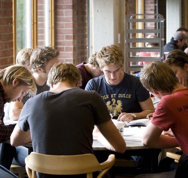 14 MIN STUDIE- OCH KARRIÄRHANDBOK MIN STUDIE- OCH KARRIÄRHANDBOK 15 Satsa på dina studier! Plugga själv eller i grupp? HUR LÄR DU DIG MATTE? Tips från en Matematiklärare Börja i tid.