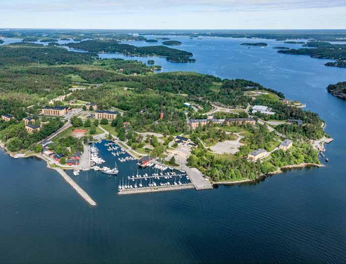 2 Skärgårdsdrömmen Rindö Hamn sjuder av liv. Här hittar du allt från boende och arbete till upplevelser och utbildning.