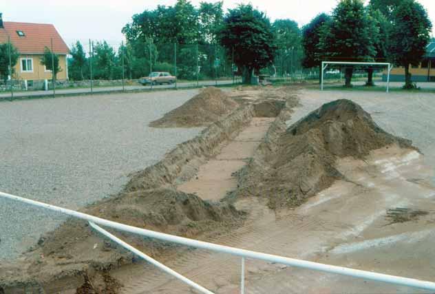 Undersökningsmetod Inför sporthallsbygget schaktades två ytor på totalt 2000 m 2. Ett större schakt, yta A, grävdes norr om skolan samt ett mindre, yta B, framför skolbyggnaden för avlopp.