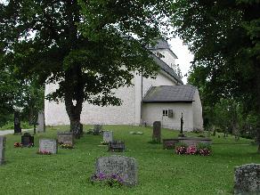 Kyrkan ligger på en höjd i Kungsbyn som trots skiften bevarat en relativt tät bebyggelse. Närmast i öster ligger den f d kyrkskolan, ett resligt panelklätt hus från 1908.