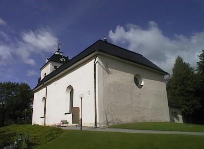 Kungsåra kyrka har ett för ögat kompakt långhus och lågt västtorn, samt sakristia mot norr.