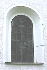 Vid ombyggnad och stor yttre upprustning 1873 förstorades fönsteröppningarna nedtill och dagens fönsterbågar av gjutjärn blev insatta.