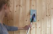 Arbeta i träets längdriktning. Använd en pensel som är lika bred som en panelbräda.