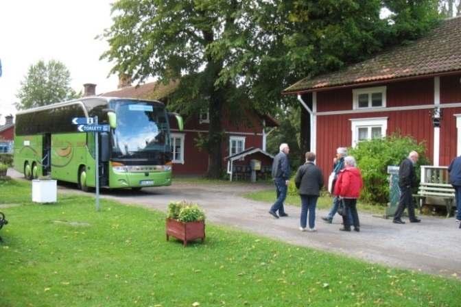 Eftermiddagskaffe i Hova Under hemfärden gjorde vi slutligen ett stopp i Hova för