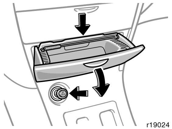 ÖVRIG UTRUSTNING 217 Cigarettändare och askkoppar ASKKOPPAR Drag ut askkoppen när den skall användas.