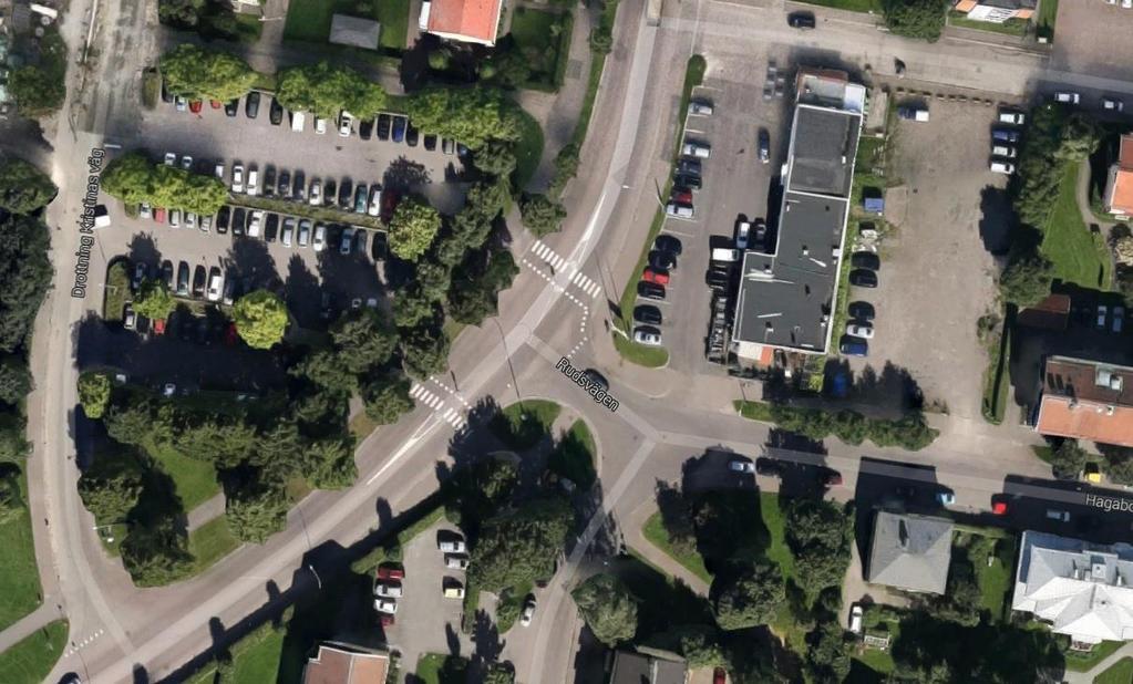 Förtätningsområdet utgörs av två parkeringar utplacerade på två olika lucktomter. Vidare finns en byggnad med två restauranglokaler, varav den ena står tom i nuläget.