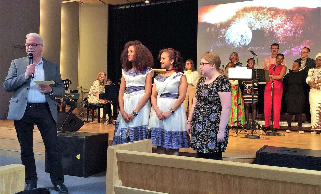 i Porvoo, Finland Ellta, Lidya och Tilda hälsades välkomna i gudstjänsten den 15 april Foto: Grmawit Asmelash Lidya Haile från Motala Baptistförsamling Tilda Carlsén från Motala Equmeniaförsamling