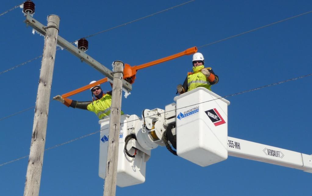 Det elektriska fältet runt toppen av en stolpe med tre stödisolatorer för 36 kv visas i Figur 9.