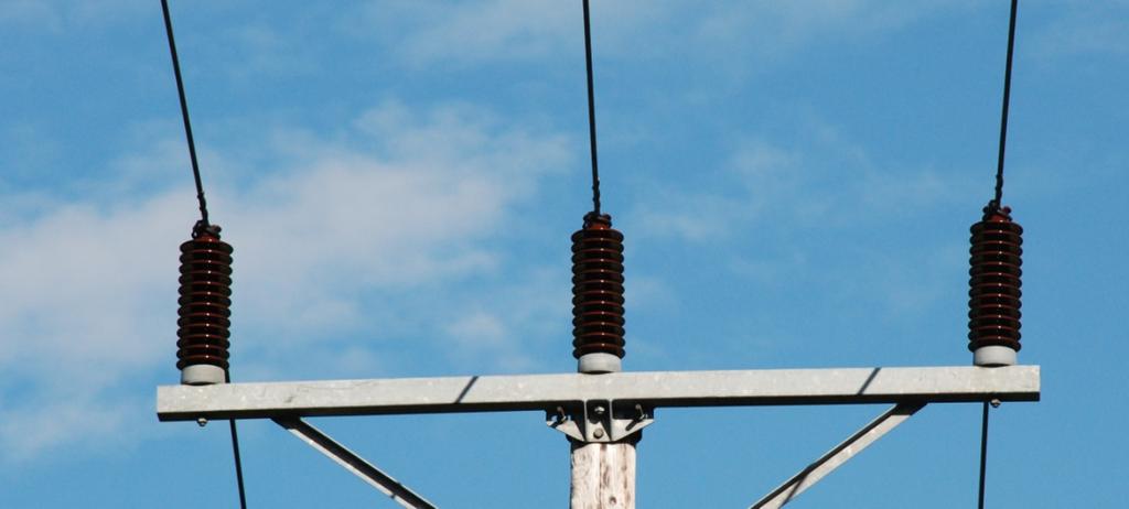 Figur 9. Elektrisk fältstyrka vid stolptopp för 36 kv. Observera att värdena anges i V/m. Faslinorna sitter vid X=0 och 1,5 m. Figuren visar bara den ena halvan då fältbilden är symmetrisk.