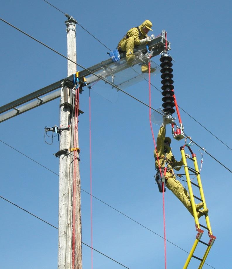 Även om den bästa positionen kan väljas fås ändå en fältstyrka > 50 kv/m i ett större område runt faslinorna, vilket hindrar direktkontakt med oskyddade händer.