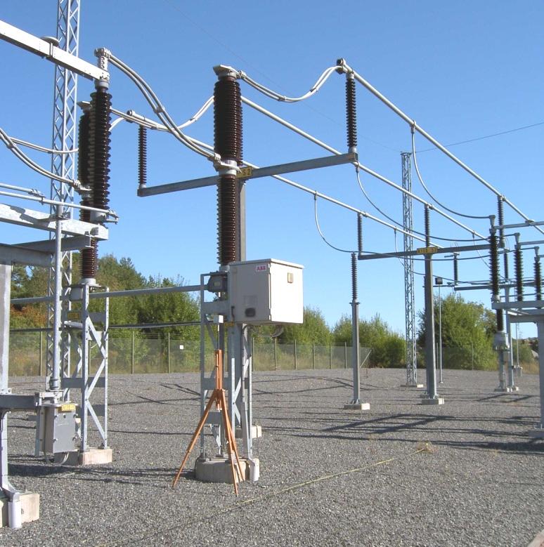 stativ med mätprob placerad i en vanlig arbetsposition framför ett manöverdon till en brytare i en station för 130 kv.