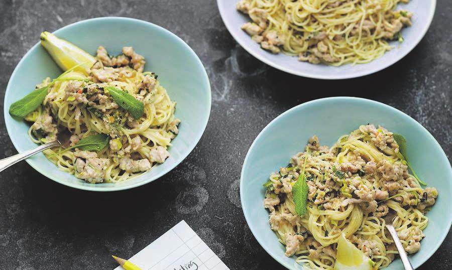 RECEPT 4 25 min 567 kcal/port Fett 17 g Kolhydrater 66 g Protein 36 g Krämig pasta med kyckling, salvia och citron Mumsig pasta med kyckling, grädde och citron.